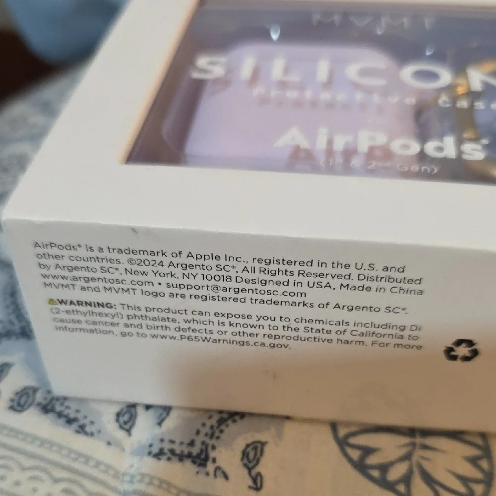 MVMT Lavender Silicone AirPods Case with Gold Clip - Picture 5 of 6